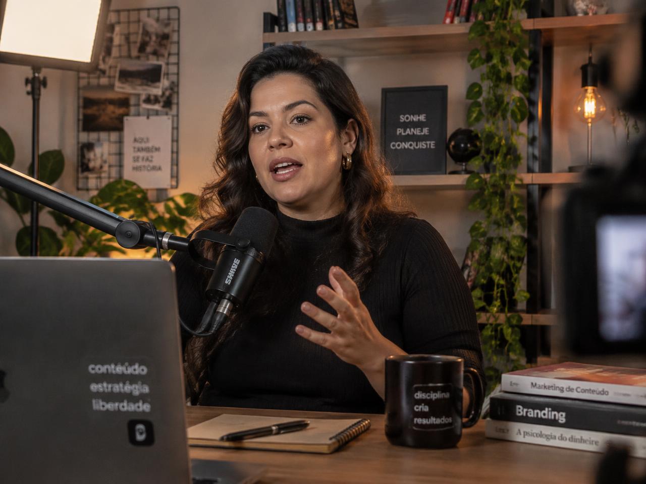 Criadora gravando uma aula no estúdio de casa